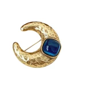 Retro gehamerd gouden halve maan broche met blauwe hars steen voor elegante jasjes.