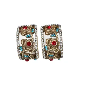 Vintage 3D gepraegte Rosen Ohrringe in Gold mit glitzernden Strasssteinen und bunten Edelsteinen.