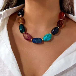 Detalle de collar de cuentas geométricas coloridas, cuentas de resina multicolor.