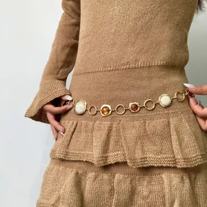 Vintage contrasterende edelstenen metalen taille ketting detail met amberkleurige stenen.