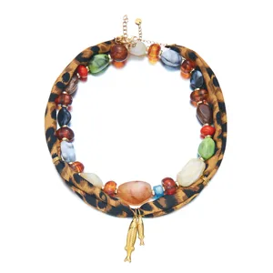 Collar de cuentas acrílicas de colores con pañuelo de leopardo y colgante de pez detalle.