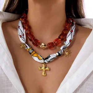 Conjunto de collar de cuentas de ámbar y pañuelo de seda con colgante de cruz bohemio