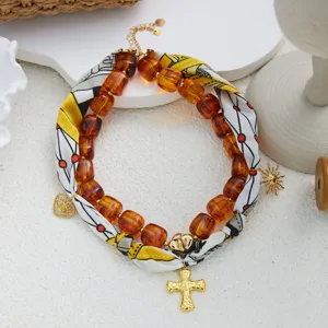Chic collar de cuentas de pañuelo de seda con cuentas de ámbar y colgante de cruz dorada.