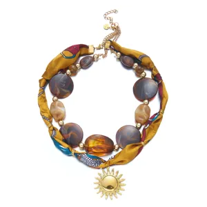 Collar de bufanda multicapa elegante con cuentas acrílicas y colgante de sol dorado