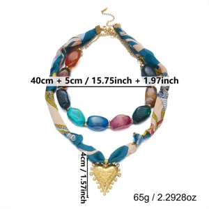 Vista detallada del collar de pañuelo multicapa con cuentas de colores y corazón dorado.