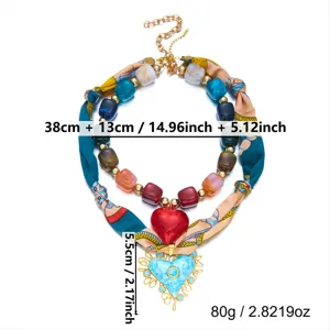 Collar de cuentas con pañuelo de seda multicapa, corazón rojo y elegante colgante.