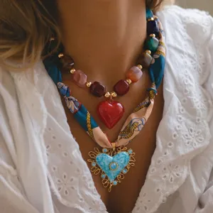 Conjunto de collar en capas elegante con colgante de corazón rojo y cinta de bufanda.