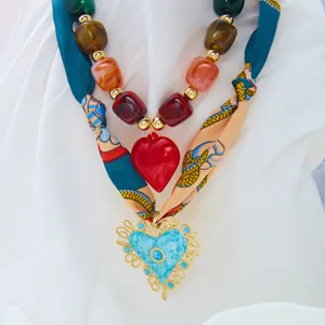 Detalle de primer plano del collar de cuentas multicapa con cuentas de resina y corazones.
