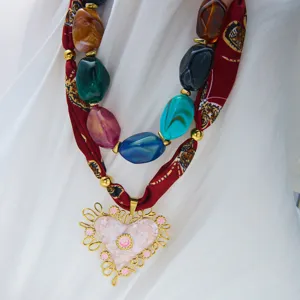 Collar de cuentas acrílicas de colores con pañuelo rojo y dije de corazón dorado accesorio elegante