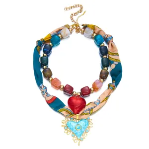 Collar de cuentas multicapa colorido con pañuelo de seda y colgantes de corazón mujer