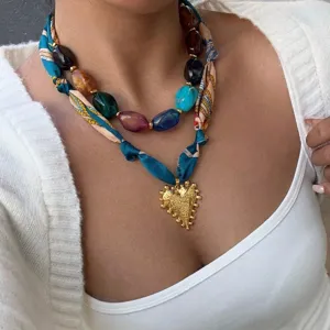 Conjunto de collar de pañuelo con cuentas de colores y colgante de corazón dorado.