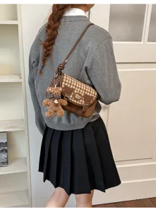Damen stilvolle Karierte PU Leder Umhängetasche Schultertasche mit süßem Plüschbär Anhänger