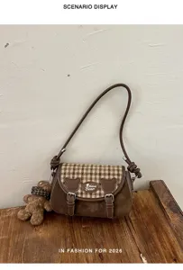 Vintage braune PU Umhängetasche mit Karomuster, süßem Bärenanhänger und Alltagsdesign.