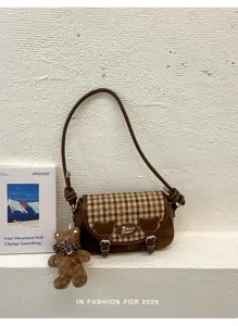 Braune Karomuster PU Umhängetasche mit Bären Anhänger und Überschlag für Damen Mode Pendeln.