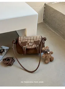 Braune Karo PU Umhängetasche Detail, süße Bärenohren und Plüschanhänger, schicker Pendlerstil.