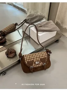 Detailansicht der karierten PU Damen Umhängetasche, stilvolle Freizeit Crossbody Tasche.