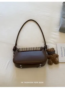 Braune PU Leder Umhängetasche Detail mit Karomappe und süßem Teddybär Anhänger.