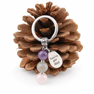 Gros plan détaillé d'un porte-clés en cristal naturel avec pendentif en acier.
