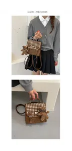 Mini sac à dos à carreaux marron pour femmes, élégant petit cartable mignon avec pendentif ours.