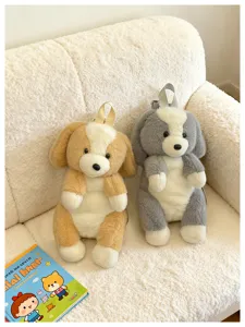 Détail de sac à dos en peluche chien, design mignon bicolore, présentation chaleureuse.