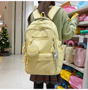 Zaino in tela gialla elegante con stampa di stelle, scomparti multipli e grazioso ciondolo.