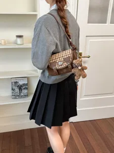 Schicke Karo-PU-Leder-Umhängetasche für Damen, stilvolle Pendler-Umhängetasche mit süßem Bärenanhänger.