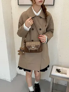 Schicke Karo PU-Leder Umhängetasche mit süßem Bärenanhänger, stilvolle Damen Alltag Schultertasche.