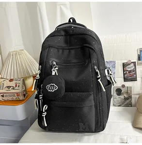 Dettagli dello zaino nero elegante con stampa di stelle e comodi scomparti multipli.