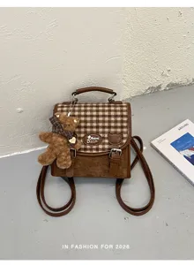 Mini sac à dos à carreaux chic avec pendentif ours, sac de voyage décontracté élégant.