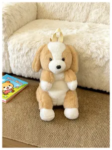 Vue détaillée du joli sac à dos chien en peluche, décor chaleureux pour les enfants.