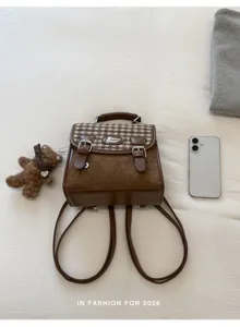 Vue de détail du mini sac à dos patchwork à carreaux marron avec joli pendentif ours.