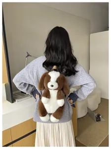 Vue detaillee du joli sac a dos en peluche chiot marron blanc avec design de poupee douce.