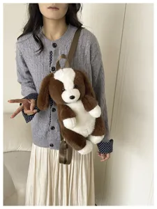 Joli sac à dos en peluche chien marron et blanc, cartable poupée animal doux pour enfants.