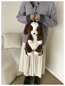 Vue détaillée de sac à dos chien peluche marron blanc, cartable doux pour enfants.