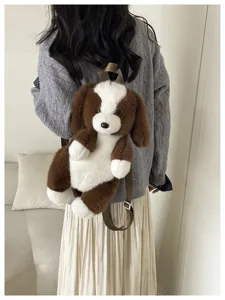 Gros plan sur le sac à dos chien en peluche mignon, marron et blanc, texture douce.