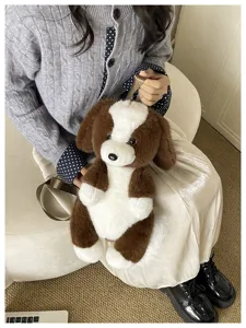 Joli sac à dos chien en peluche cartoon, design coloré et ludique pour les enfants.