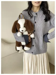 Vue détaillée du charmant sac à dos chien en peluche marron et blanc, design mignon chiot cartoon.