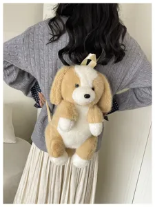 Vue détaillée d'un adorable sac à dos en peluche chiot, design marron et blanc doux.
