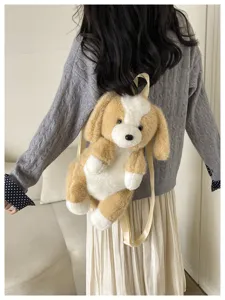 Vue detaille d un sac a dos chien peluche mignon, texture douce, design ludique et enfant.