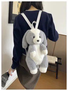 Vue détaillée du mignon sac à dos chiot en peluche avec texture douce et bretelles.