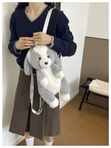 Détail du sac à dos en peluche chien mignon avec fourrure douce en gris et blanc pour enfants.