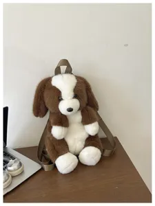 Détail de sac à dos en peluche chien, cartable doux marron et blanc sur bureau, style mignon.