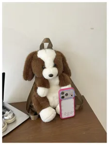 Vue détaillée du joli sac à dos en peluche pour chien marron et blanc, doux et adorable.