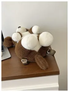 Vue détaillée du sac à dos chien en peluche marron et blanc, avec une texture douce.
