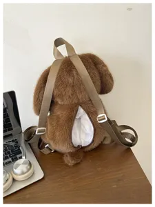 Vue detaillee du joli sac a dos chien en peluche, fourrure marron douce avec poche zippee.