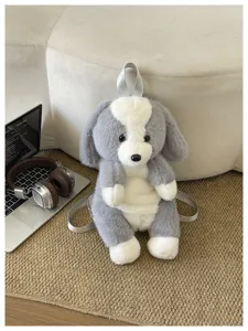 Gros plan détaillé du joli sac à dos chien en peluche douce aux tons gris et blancs contrastés.