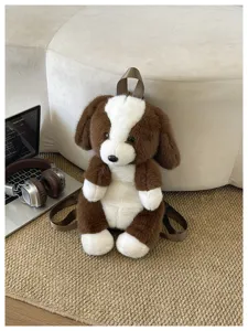 Vue rapprochée d'un joli sac à dos en peluche chien marron et blanc avec une matière douce.