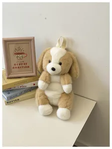Détail de mignon sac à dos chien en peluche douce avec une jolie texture et des bretelles.