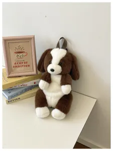 Vue détaillée du joli sac à dos chien en peluche marron et blanc, design de dessin animé doux.