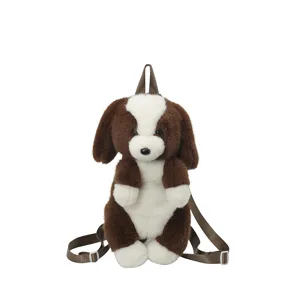 Détail de chien en peluche marron et blanc mignon, texture douce et bretelles ajustables.